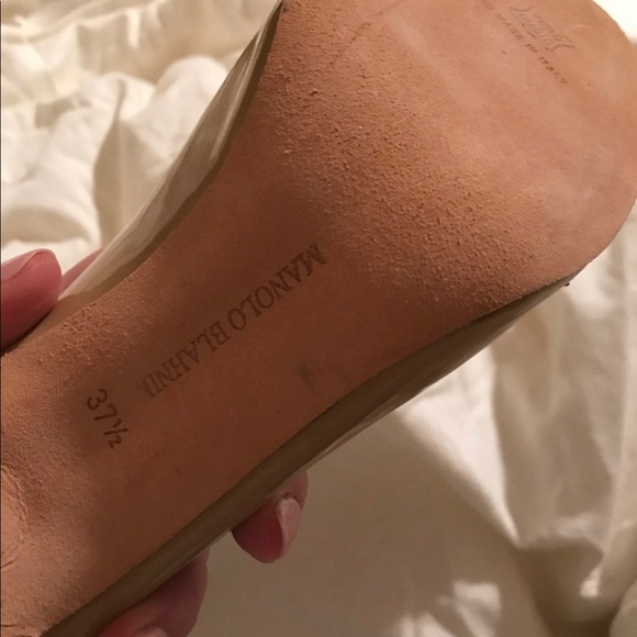 NWOB Manolo Blahnik scalloped sandals. - Picture 5 of 7